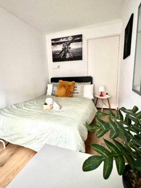 Private Bedrooms in a Flat! Fell Home Far From Home!